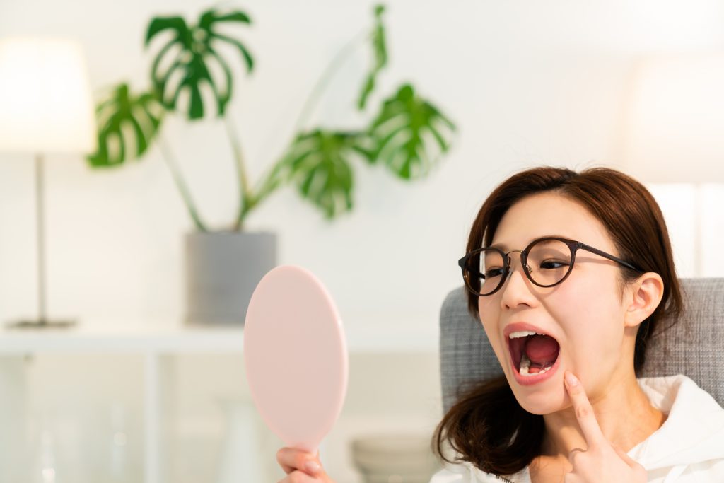asian woman to see a mirror,Oral care,