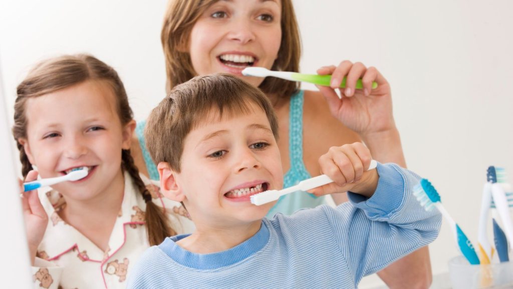 kids brushing teeth